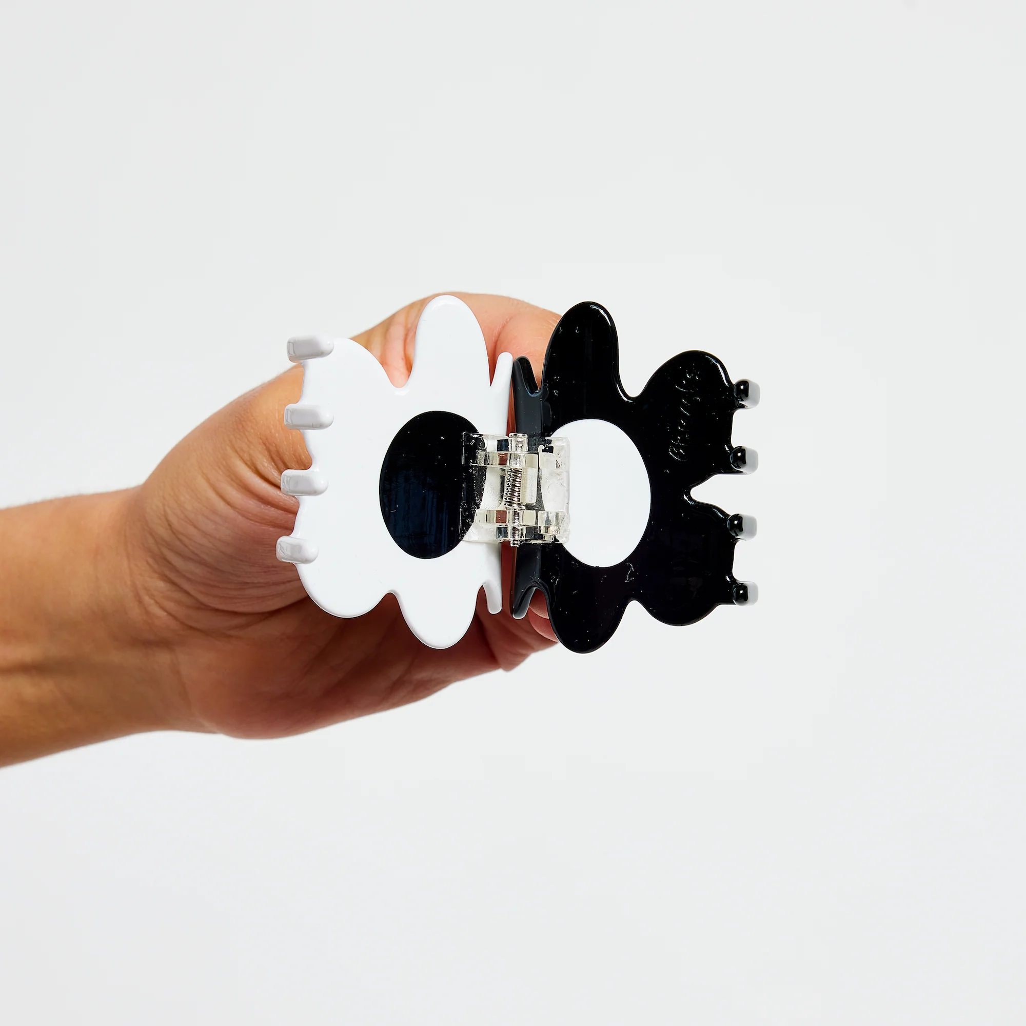 Flower Claw Black + White - Image 4
